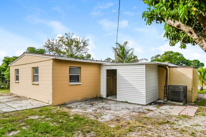 1,300/Mo, 100 Apache Street Lehigh Acres, FL 33936 Rear View