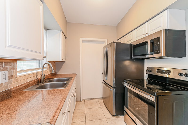 0/Mo, 3716 Belmont Street Fort Myers, FL 33916 Kitchen View 2