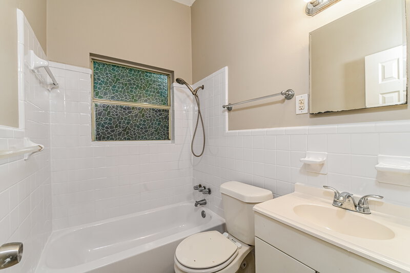 0/Mo, 3716 Belmont Street Fort Myers, FL 33916 Main Bathroom View