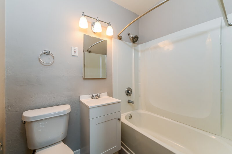 1,605/Mo, 1412 Brookhill Drive Fort Myers, FL 33916 Main Bathroom View