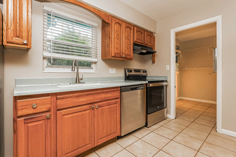 1,505/Mo, 344 Crestwood Ave Lehigh Acres, FL 33936 Kitchen View