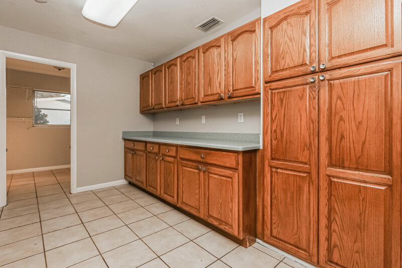 1,505/Mo, 344 Crestwood Ave Lehigh Acres, FL 33936 Kitchen View 2