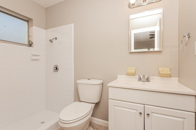 1,505/Mo, 344 Crestwood Ave Lehigh Acres, FL 33936 Main Bathroom View
