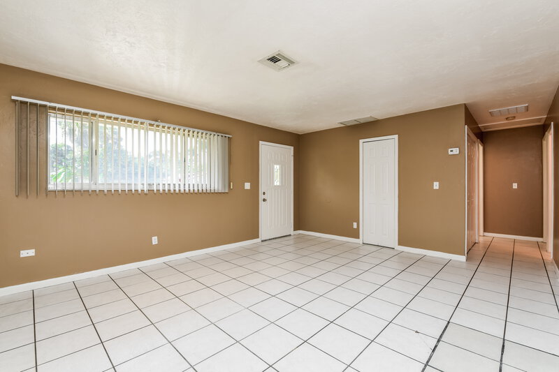 1,950/Mo, 542 San Bernardino Street North Fort Myers, FL 33903 Living Room View 4