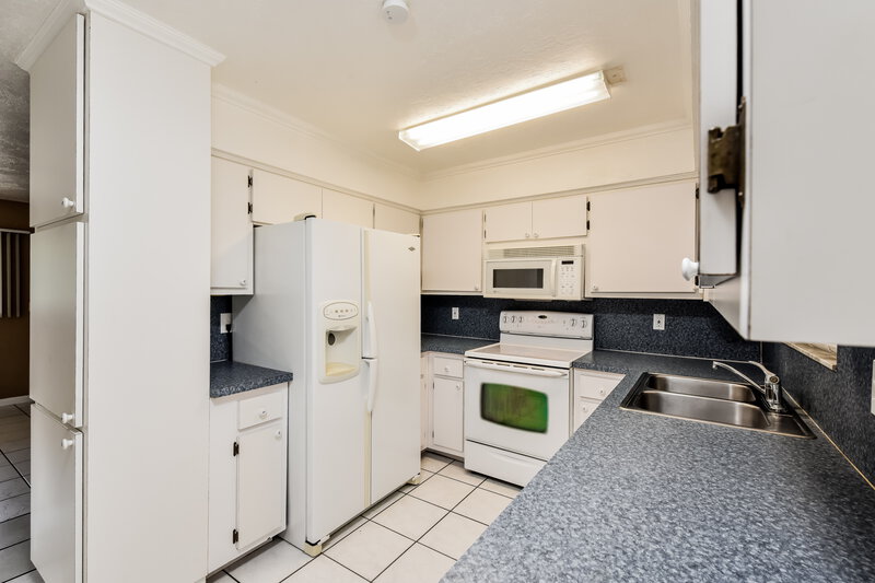 1,950/Mo, 542 San Bernardino Street North Fort Myers, FL 33903 Kitchen View 2