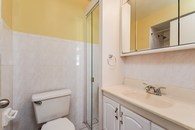 1,950/Mo, 542 San Bernardino Street North Fort Myers, FL 33903 Main Bathroom View
