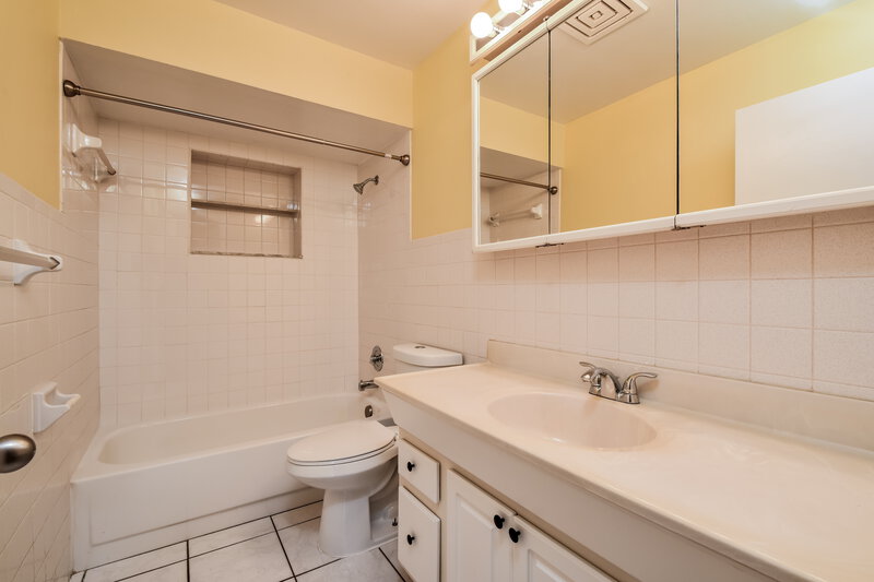1,950/Mo, 542 San Bernardino Street North Fort Myers, FL 33903 Bathroom View