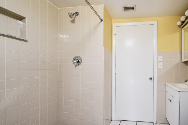 1,950/Mo, 542 San Bernardino Street North Fort Myers, FL 33903 Bathroom View 2