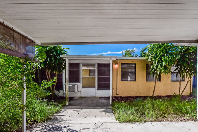 1,950/Mo, 542 San Bernardino Street North Fort Myers, FL 33903 Rear View