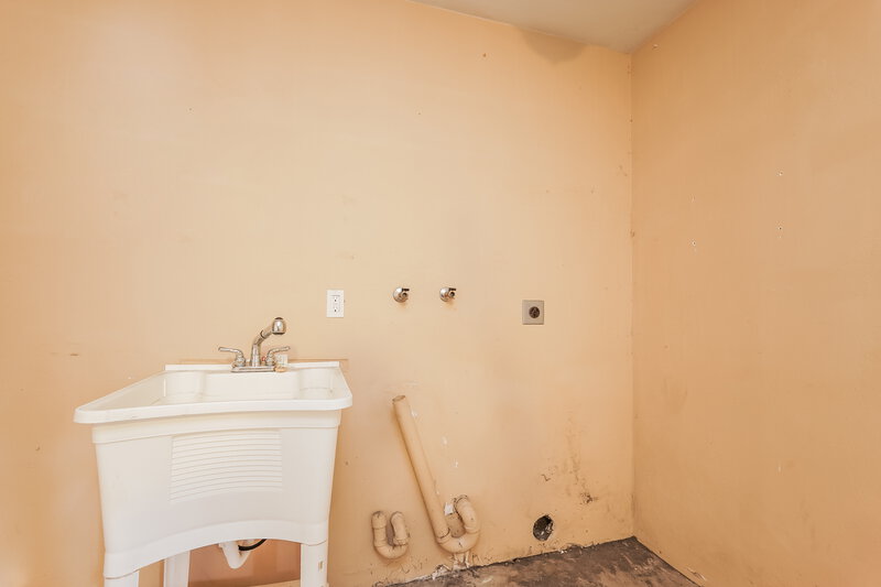 1,690/Mo, 18703 Sebring Road Fort Myers, FL 33967 Laundry Room View