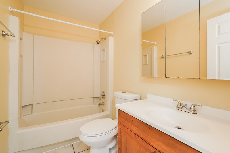 1,690/Mo, 18703 Sebring Road Fort Myers, FL 33967 Bathroom View