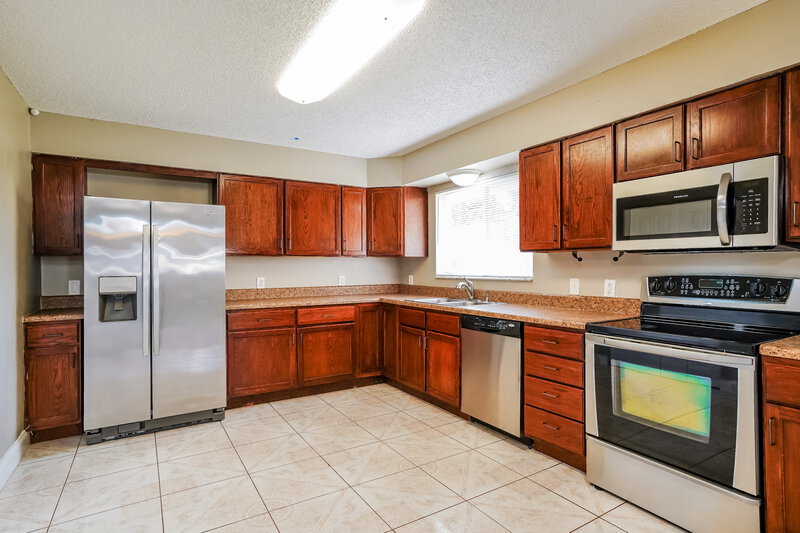 2,425/Mo, 1119 Clayton Avenue Lehigh Acres, FL 33972 Kitchen View