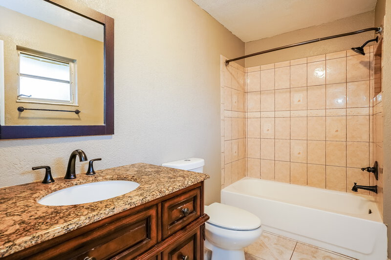 2,425/Mo, 1119 Clayton Avenue Lehigh Acres, FL 33972 Main Bathroom View
