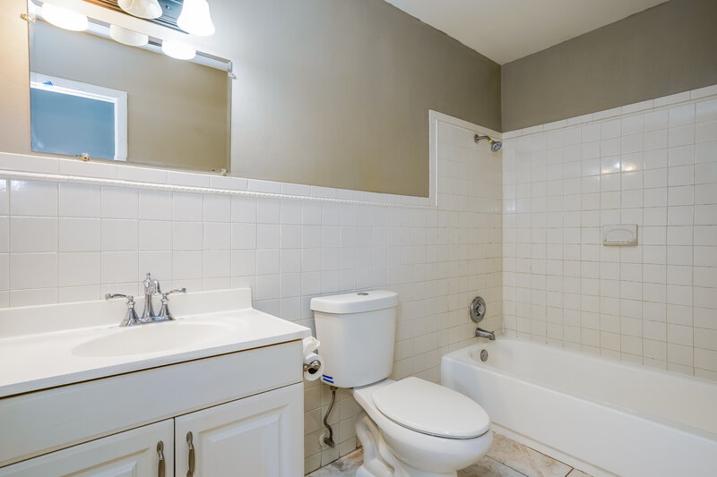 2,425/Mo, 1119 Clayton Avenue Lehigh Acres, FL 33972 Bathroom View