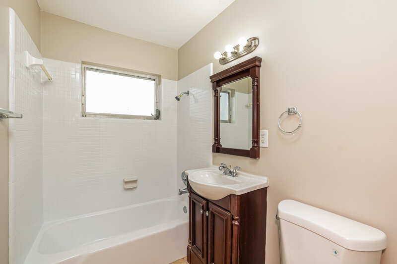 1,420/Mo, 36 Abaco Street Lehigh Acres, FL 33936 Main Bathroom View
