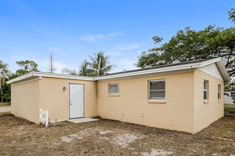 1,420/Mo, 36 Abaco Street Lehigh Acres, FL 33936 Rear View 2
