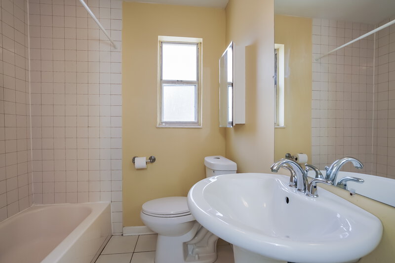 2,325/Mo, 1887 Sunset Place Fort Myers, FL 33901 Bathroom View