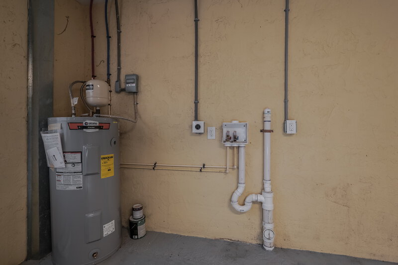 2,325/Mo, 1887 Sunset Place Fort Myers, FL 33901 Storage View