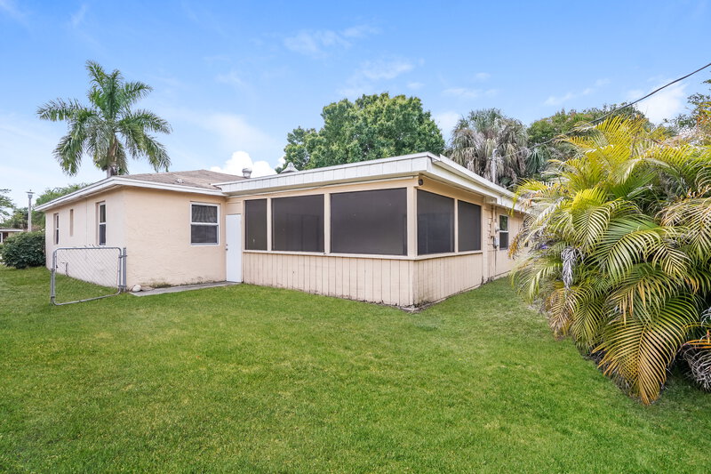 2,325/Mo, 1887 Sunset Place Fort Myers, FL 33901 Side View