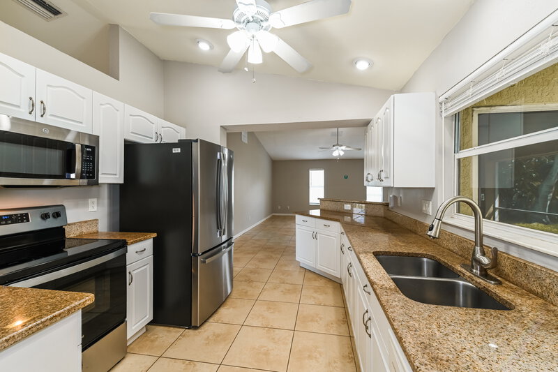2,285/Mo, 306 SE 47th Ter Cape Coral, FL 33904 Kitchen View