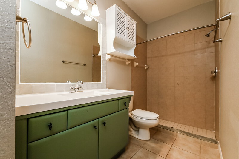 1,900/Mo, 311 28th St W Palmetto, FL 34221 Main Bathroom View