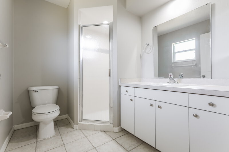 2,590/Mo, 5026 25th St E Bradenton, FL 34203 Main Bathroom View