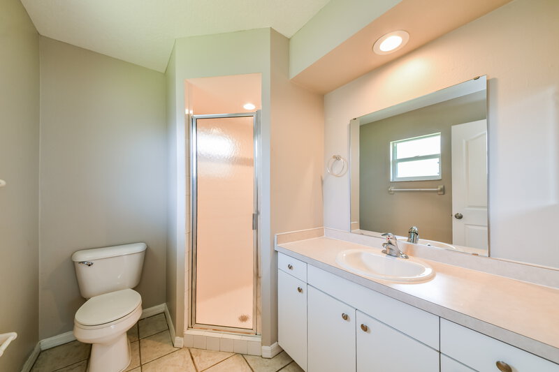 2,350/Mo, 5026 25th St E Bradenton, FL 34203 Main Bathroom View