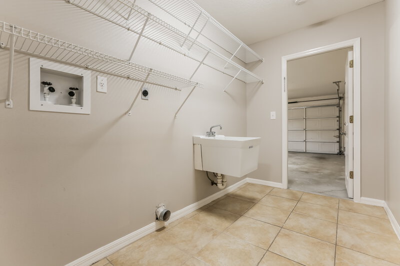 2,590/Mo, 5026 25th St E Bradenton, FL 34203 Laundry Room View