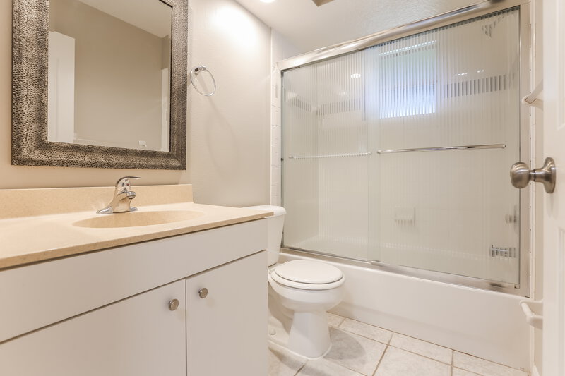 2,590/Mo, 5026 25th St E Bradenton, FL 34203 Bathroom View