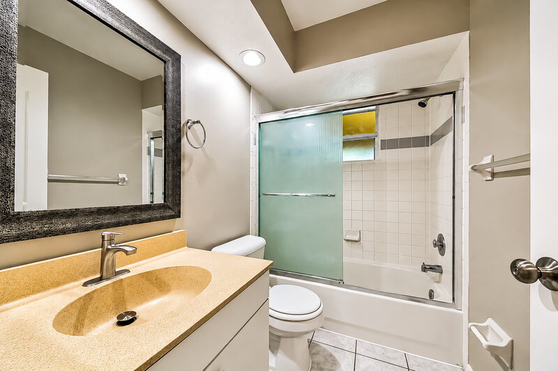 2,350/Mo, 5026 25th St E Bradenton, FL 34203 Bathroom View