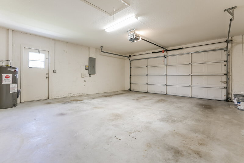 2,590/Mo, 5026 25th St E Bradenton, FL 34203 Garage View