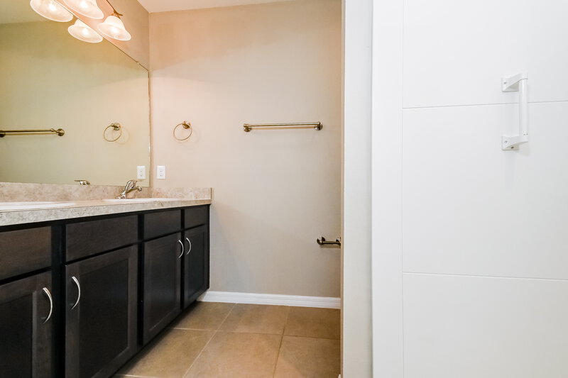 2,450/Mo, 5111 Blue Willow Way Palmetto, FL 34221 Main Bathroom View