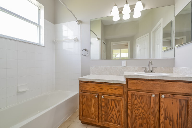 2,000/Mo, 14325 Tree Swallow Way Lakewood Ranch, FL 34202 Main Bathroom View