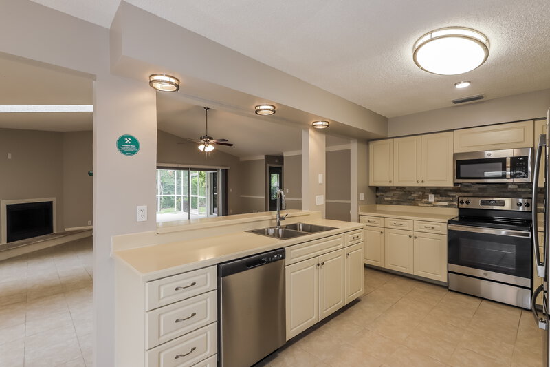 2,550/Mo, 3444 Brookridge Ln Parrish, FL 34219 Kitchen View 3