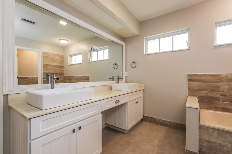 2,550/Mo, 3444 Brookridge Ln Parrish, FL 34219 Main Bathroom View 2