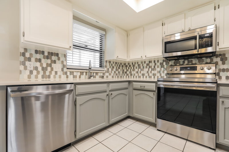 2,150/Mo, 1545 Deer Hollow Blvd Sarasota, FL 34232 Kitchen View 2