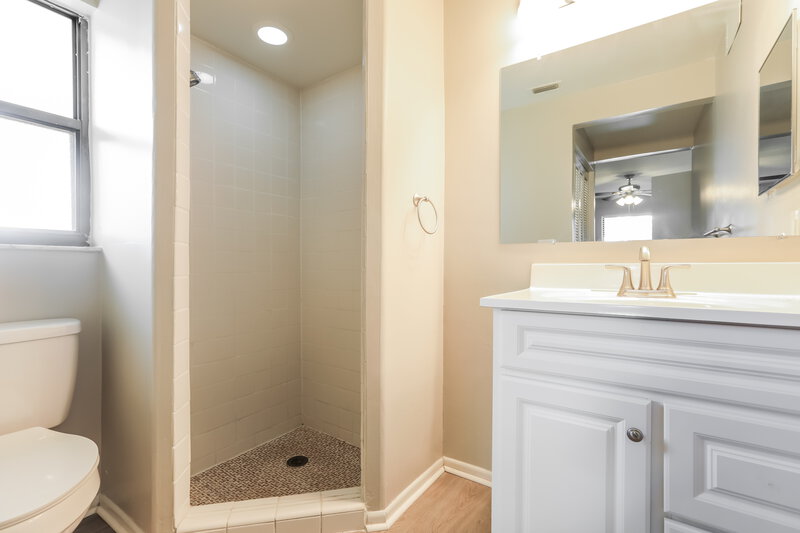 2,150/Mo, 1545 Deer Hollow Blvd Sarasota, FL 34232 Main Bathroom View