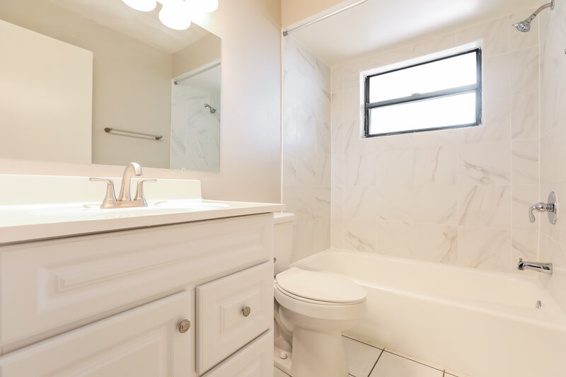 2,150/Mo, 1545 Deer Hollow Blvd Sarasota, FL 34232 Bathroom View