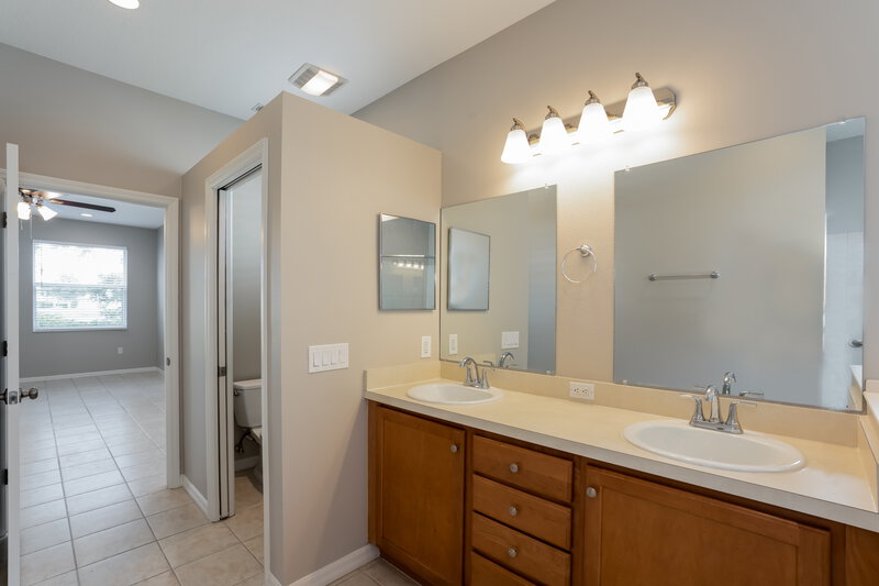 2,985/Mo, 6522 Blue Grosbeak Cir Lakewood Ranch, FL 34202 Main Bathroom View