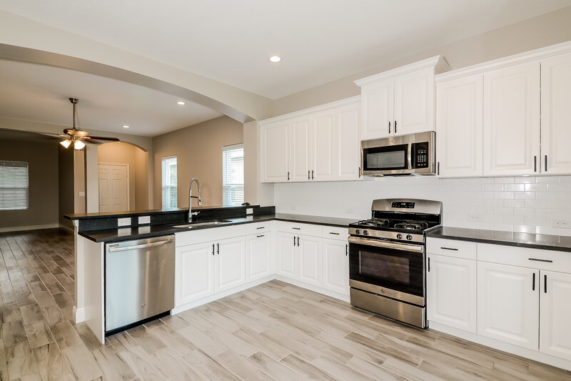 3,180/Mo, 10913 Shade Tree Cv Parrish, FL 34219 Kitchen View