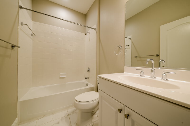 3,180/Mo, 10913 Shade Tree Cv Parrish, FL 34219 Main Bathroom View