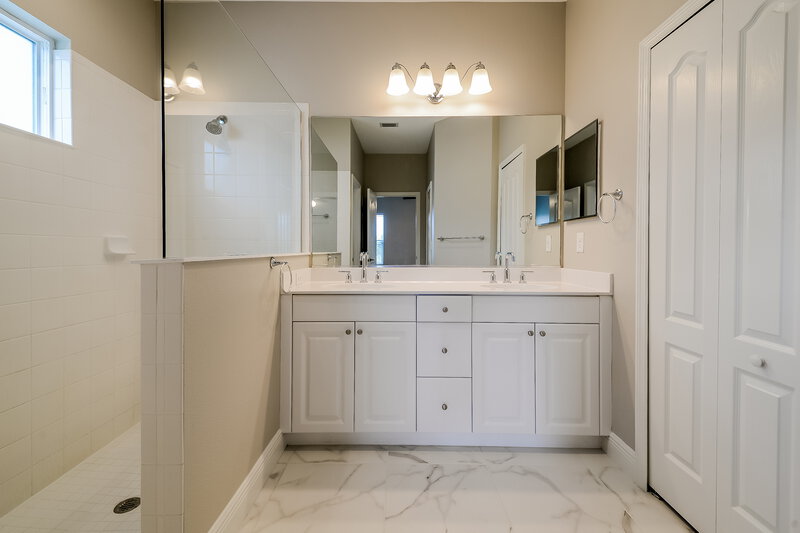 3,180/Mo, 10913 Shade Tree Cv Parrish, FL 34219 Bathroom View