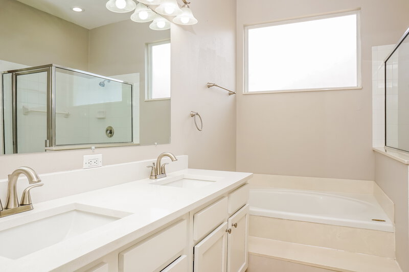 2,200/Mo, 192 Braemar Ave Venice, FL 34293 Main Bathroom View