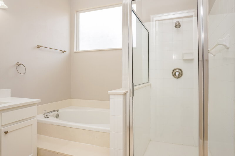 2,200/Mo, 192 Braemar Ave Venice, FL 34293 Main Bathroom View 2