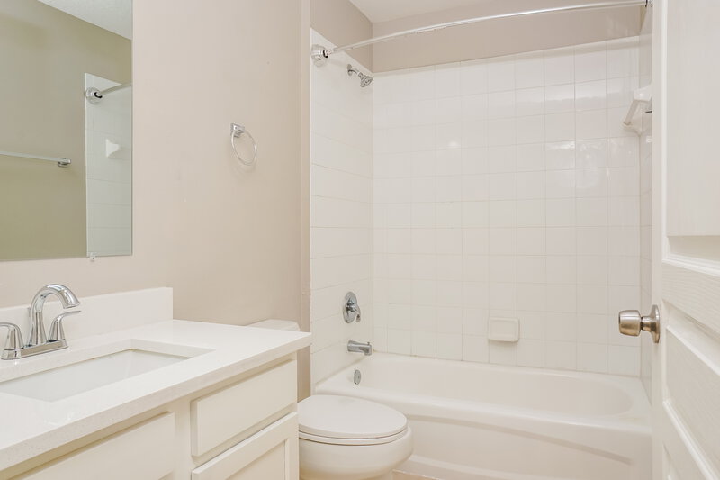 2,200/Mo, 192 Braemar Ave Venice, FL 34293 Bathroom View