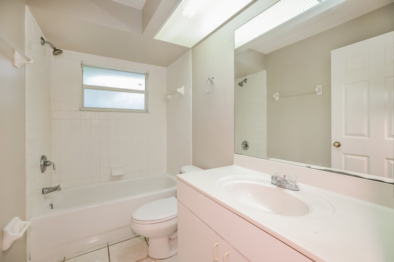 2,390/Mo, 710 Fullerton Ave S Lehigh Acres, FL 33974 Bathroom View