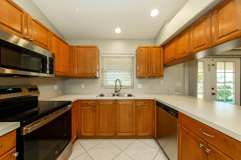 2,000/Mo, 6732 65th Ter E Bradenton, FL 34203 Kitchen View