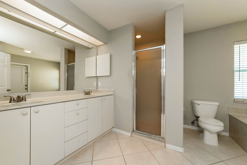 2,000/Mo, 6732 65th Ter E Bradenton, FL 34203 Main Bathroom View