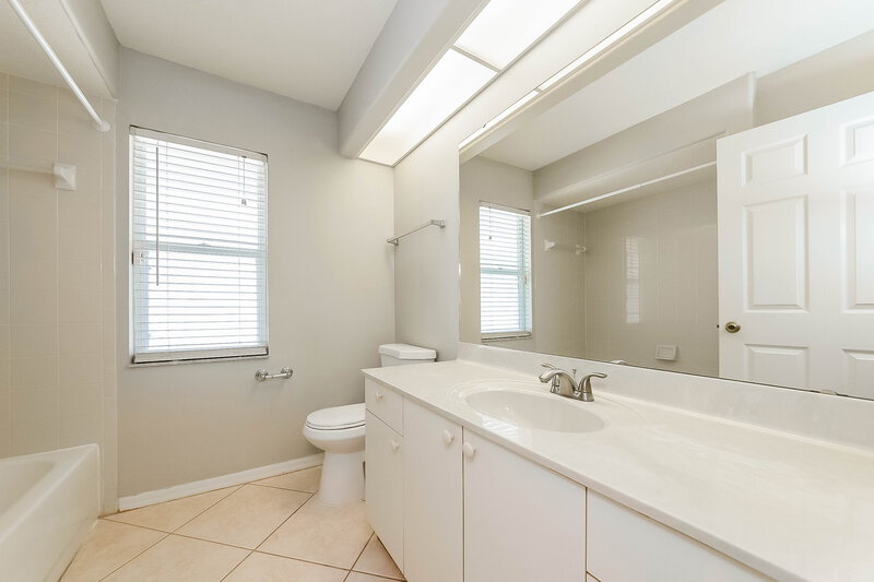 2,000/Mo, 6732 65th Ter E Bradenton, FL 34203 Bathroom View