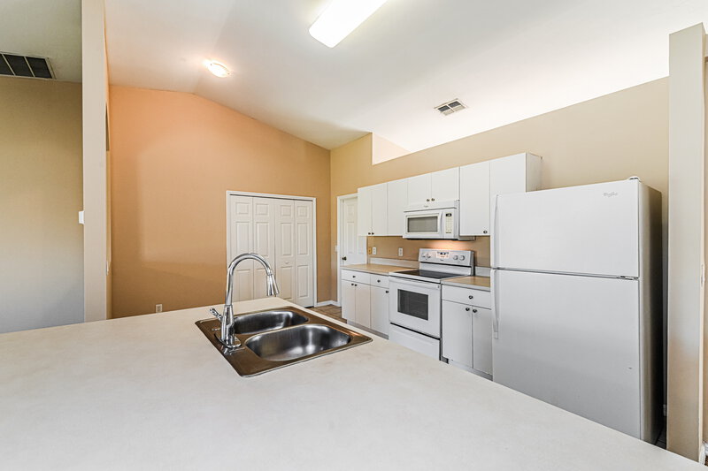 1,660/Mo, 515 SE 26th Ter Cape Coral, FL 33904 Kitchen View